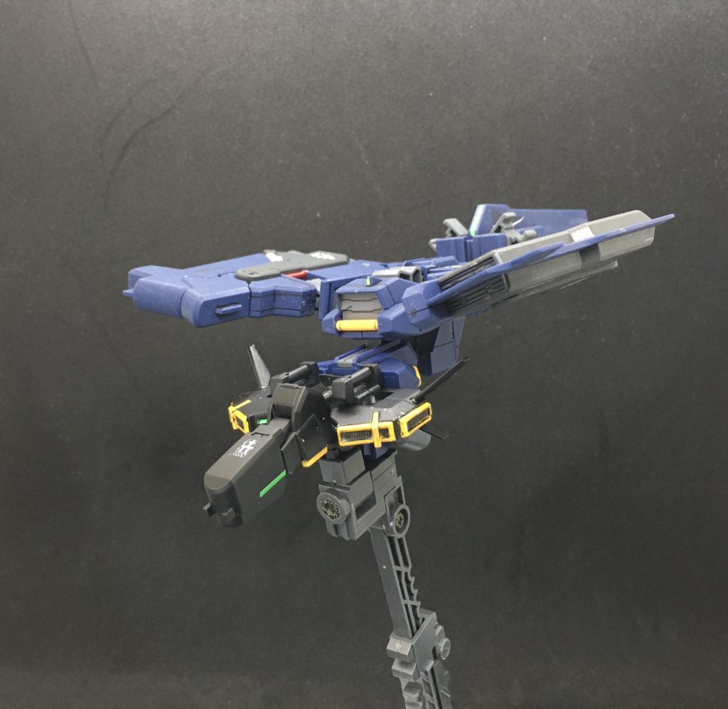 まずはブラックベリ本体で。フルドドと合体した第1種兵装で。HGUCキットとは異なり、機首には側面センサーのモールドがあるためトップコート後に緑のホイルシールを切り出して設定画の雰囲気を再現しました。