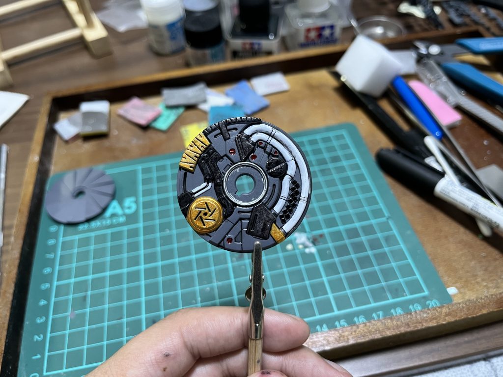 Iフィールドジェネレーター部、地味に7色ほど塗り分けてます