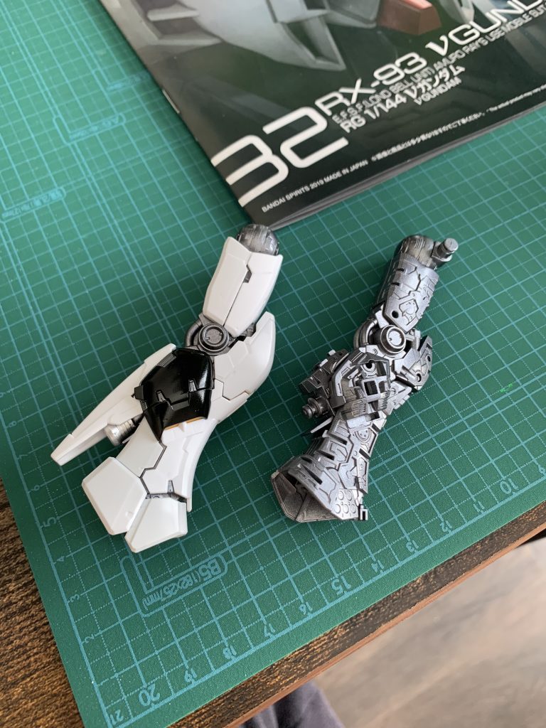 内部フレームはタミヤカラーのガンメタル、ネイビーの装甲パーツは黒のイメージが強かったのでブラックで塗装。