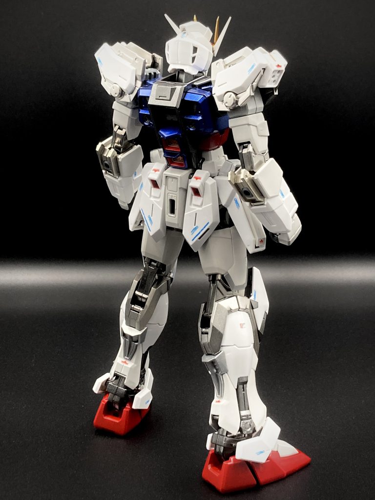 ストライクガンダムもしかしたらお気づきの方もいるかもしれませんが、実はストライクの白装甲……半光沢コートしただけのほぼ無塗装ですサボろうとしたわけじゃありません。塗装剥がれが怖かったのでサボりました薄いグレーで塗装してるとこもありますが、写真じゃ分かりにくいですね