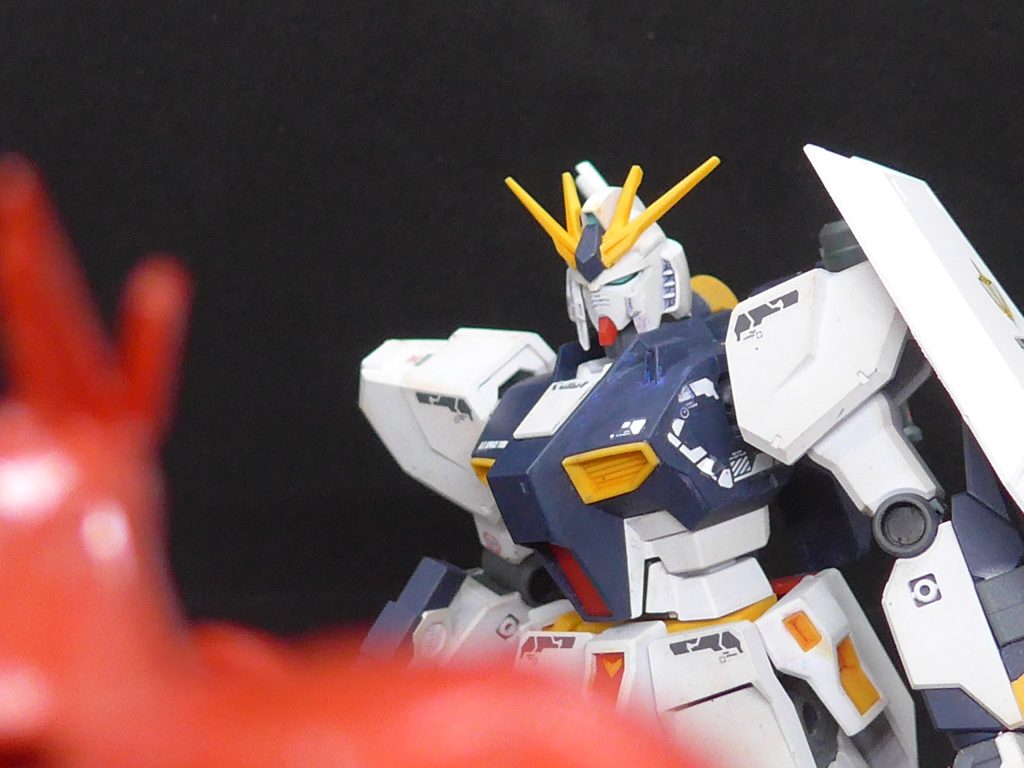 サザビーと対峙するνガンダム。今回、写真撮っていて何度も頭の中でBeyond the Timeが流れていました。もちろんTM Networkですよ! まさかLUNA SEAがTMの曲をカバーするとは思わなかったですねぇ。サザビーはGフレームです。機会を見てアップするかもですが・・。