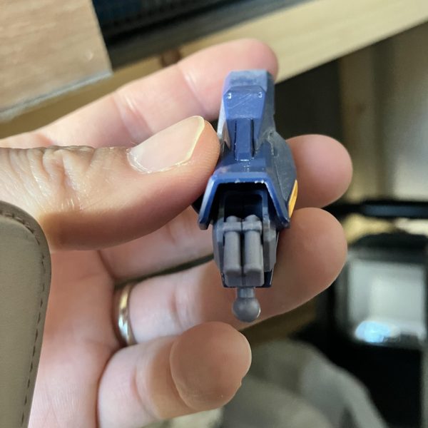 HGガンダムMk-IIティターンズカラー制作中です。そのまま作るのも面白くないのでなにかないかなーと考えておりました。ふとアムロが地球でクワトロ達と再会した時にガンダムに乗れないことを寂しかってたのを思い出したので、今回はアムロ専用ガンダムMk-IIに仕上げてアムロへプレゼントしたいと思います！完成したら良かったら見てやってください🙌（3枚目）