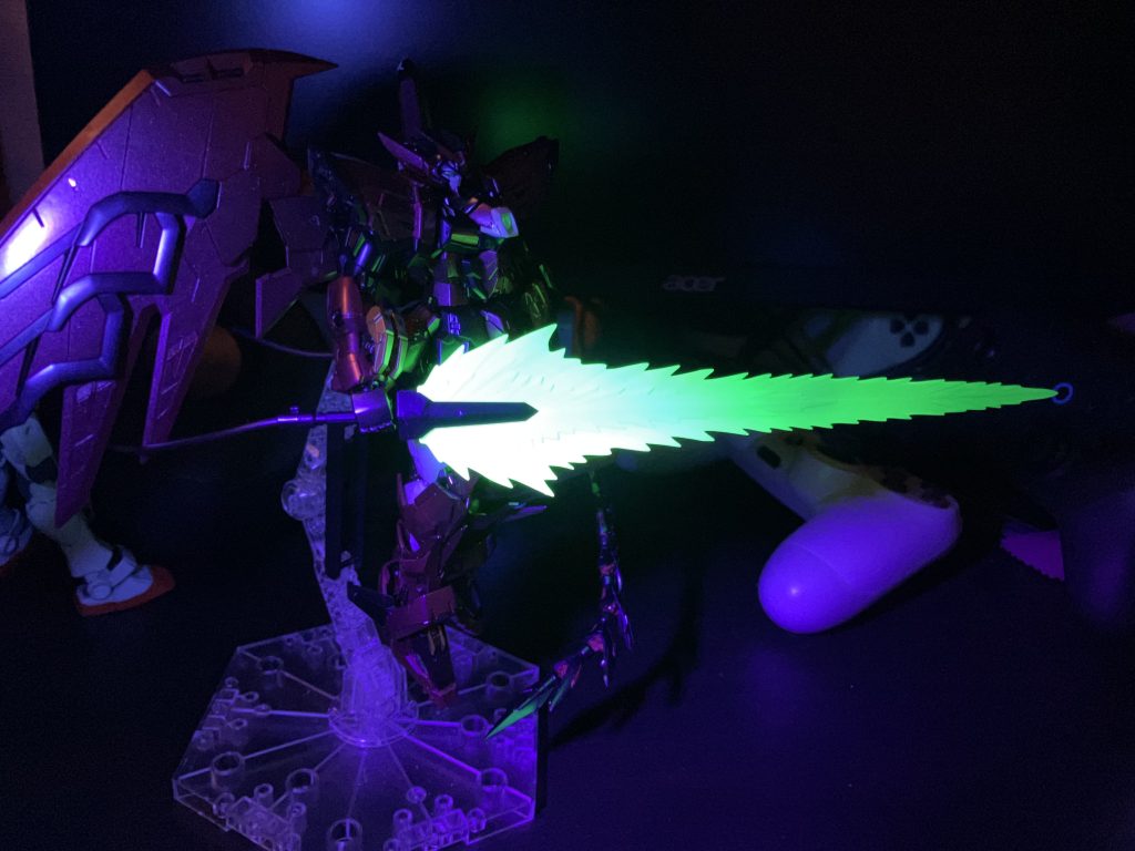 ブラックライトで光らせるのも楽しい！