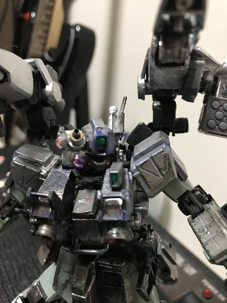 頭部のセンサー類やバルカンはメタルパーツを使ってます。