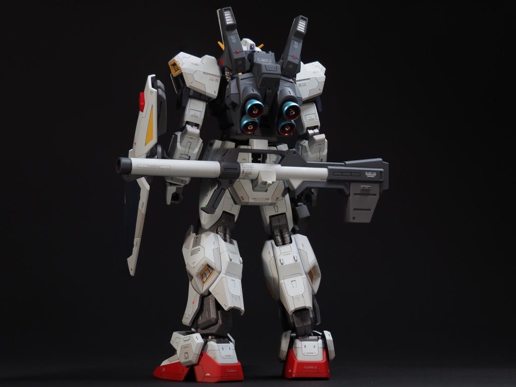 ランドセルのスラスターは、テーパービットで薄肉化して、内部にＩＣチップのピンを差し込みました。