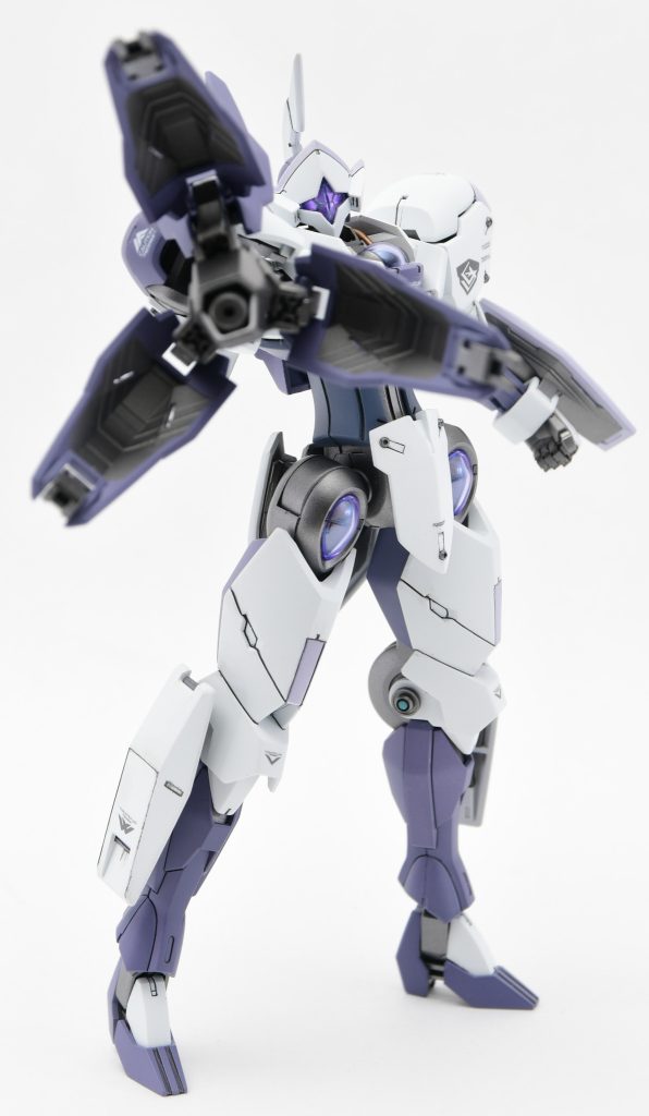 ■ポーズ2(ビームブレイザー)今回アンチドートの塗り分け等はしていません。脳内設定でシャディクがアンチドートに頼らず、真っ向から花嫁を奪いに行ったという設定です。その代わり各部に、センサーカラーとして似た色を配置しています。