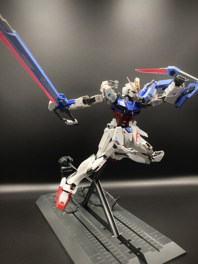 ソードストライクガンダム旧ストライクのソードストライカーが使われてるので、部分塗装がめんどかったです