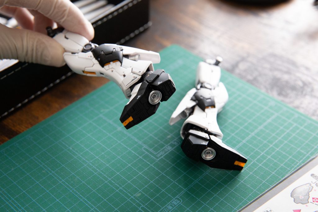 バーニアなど細かい部分塗装はガンダムカラーのエアブラシシステムを使って塗装してあります。人気機体というのもありますがキット自体も好評なだけあって、旧RGに比べてちっちゃいMGを作ってる感覚のある作ってて楽しいキットでした！初の試みだったランナー塗装ですが、ゲート部分はガンダムカラーで誤魔化してます…それでも完成してみれば意外と出来が良く感じたのでお手軽フィニッシュとしてこれはこれでありなのかなと思いました(^^)