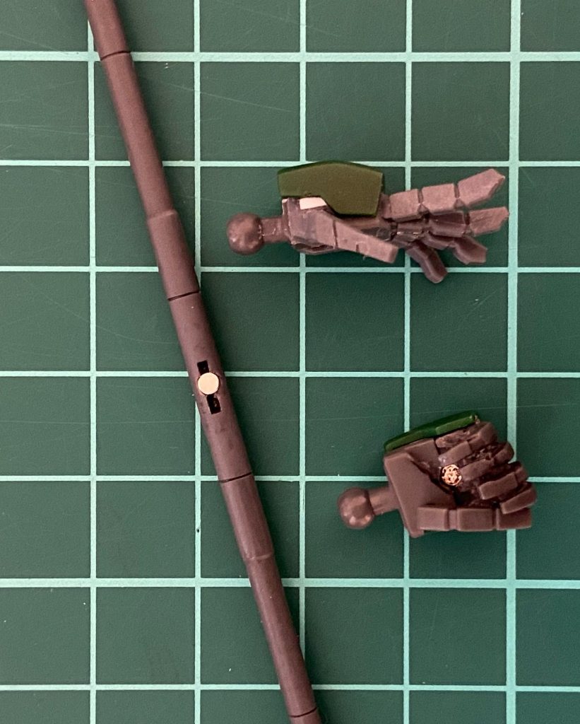 トライデントはネオジム磁石接続とし、握り角度に自由度を持たせています。握り手は指に少し角度を付け、左手はビルドハンズを使用しました。