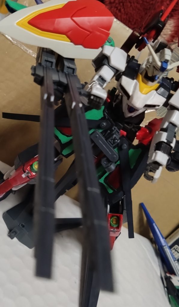 武装は以前の投稿でも紹介したモノばかりですが、改めて紹介します。『ツインロングライフル』リベロユニットドライヴに搭載される2本の『ロングライフル』を一つに合体させた武器。左肩のリベロユニットドライヴはこの形態の間、機体のスラスターの役割をしている為、この武器は右肩のモノを使用。右肩と左肩、それぞれ逆にしても可能。武器の威力は敵のビームシールドを貫通できる程の高出力。だが、連射ができないのがデメリットになる。 実はこの武器はG3セイバーの強行戦闘のバスターライフルに似せた武器になります。