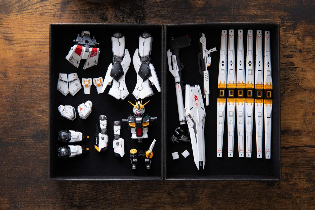 内部フレームにマスキングして装甲パーツにのみつや消しクリアーを吹いて仕上げました。