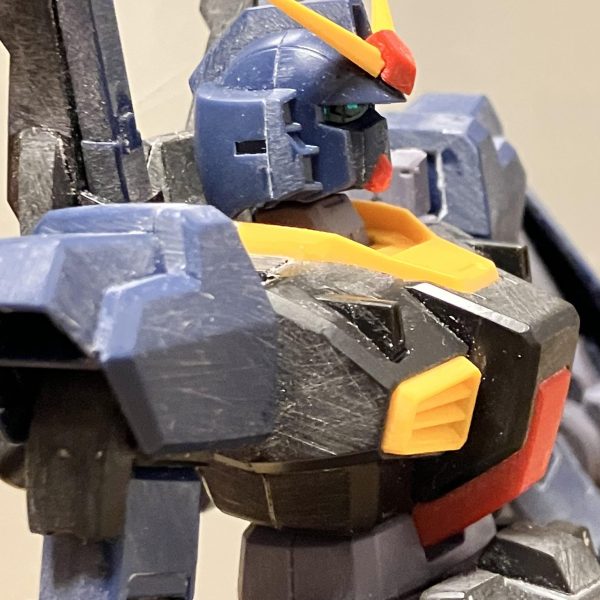 HGガンダムMk-IIティターンズカラー制作中です。そのまま作るのも面白くないのでなにかないかなーと考えておりました。ふとアムロが地球でクワトロ達と再会した時にガンダムに乗れないことを寂しかってたのを思い出したので、今回はアムロ専用ガンダムMk-IIに仕上げてアムロへプレゼントしたいと思います！完成したら良かったら見てやってください🙌（2枚目）