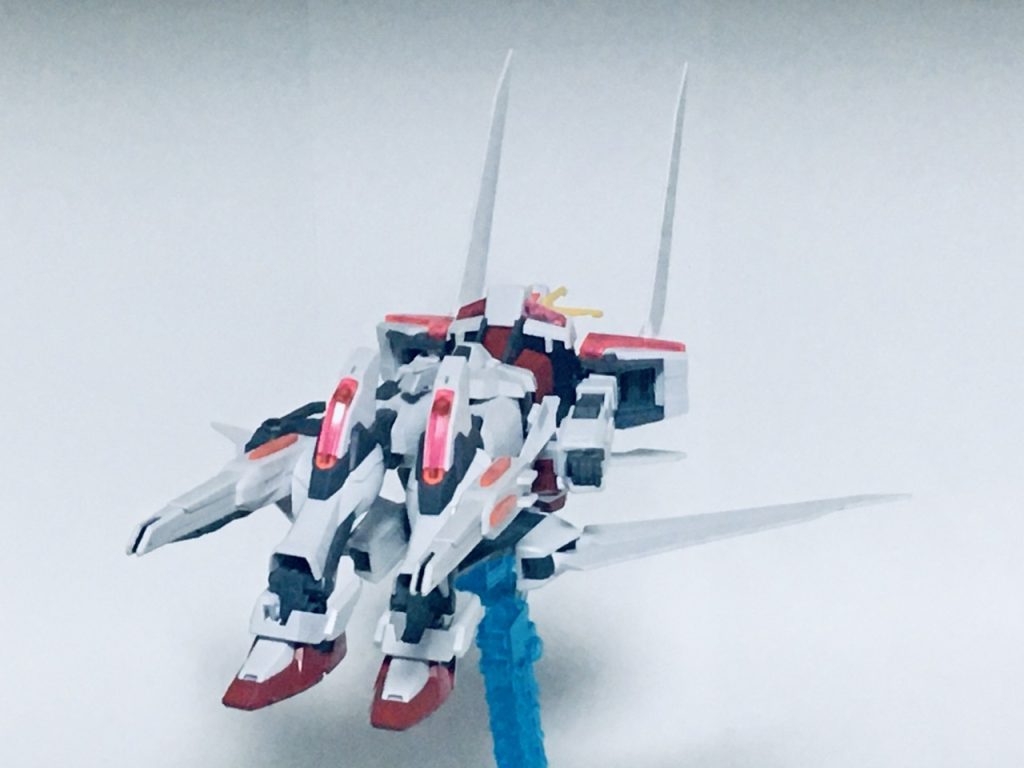 クルーザー形態の正面です。空中を飛ぶことはもちろん、大気圏への突入にも適した形態になります。由来となったのはあの戦艦です。