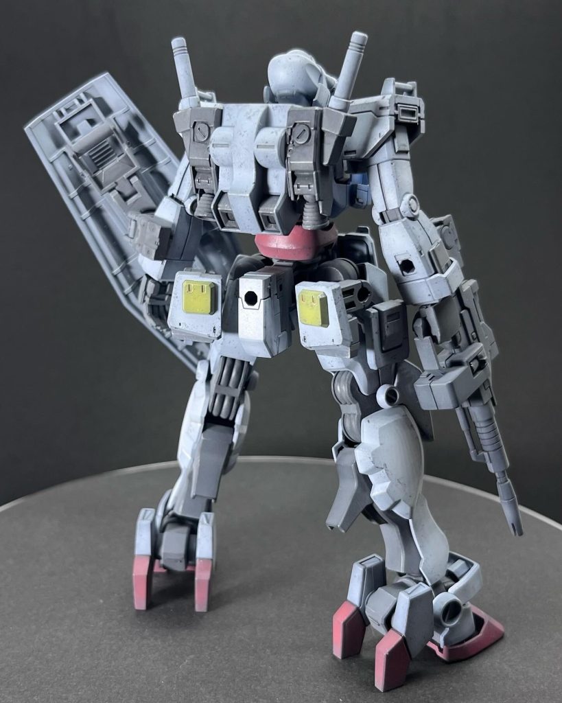 オリジンガンダムのバーニアを三枚におろして、シュバルゼッテのバックパックの左右に接続。リアアーマーはオリジンガンダムのものをカットしてサイドアーマーと一体化して、腿に接続する形にしました。