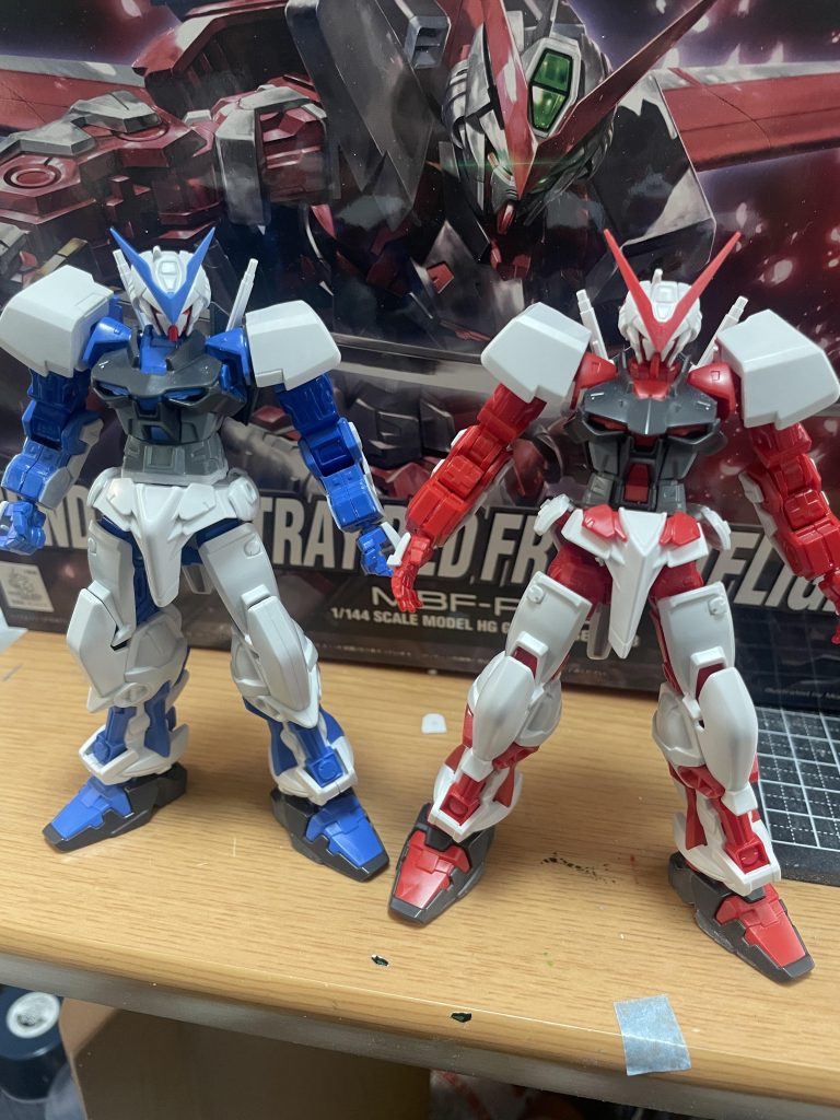 立ち姿でわかるのですが…古い方がやはりちょっと丸いし合わせ目がすごいです。レッドフレームはほぼ新規造形したようで色分けもされているしパチ組みでこのカッコよさ！アンテナもシャープで改修の必要がほぼいらないのが正直な感想でこらを青く塗れば理想のブルーフレームじゃないか！と思いました。