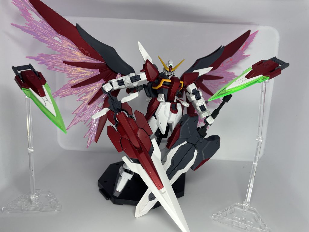 バスターソード「クラレント」背中のアームに懸架されている大剣。GNフィールドの展開が可能。本機7本目の剣であり、切り札である。