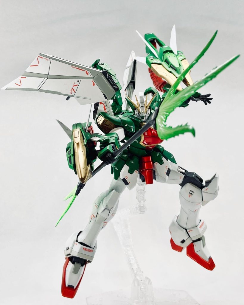 ウイングが大きなシルエットを形成し、ケレン味のあるポーズが決まってくれます!