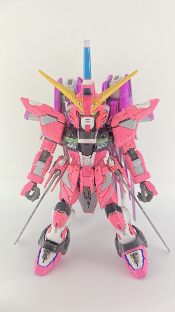 正面。頭のトサカだけbb戦士のジャスティスから拝借してきました。カラーリングはイージスとジャスティスの中間くらいのイメージです。