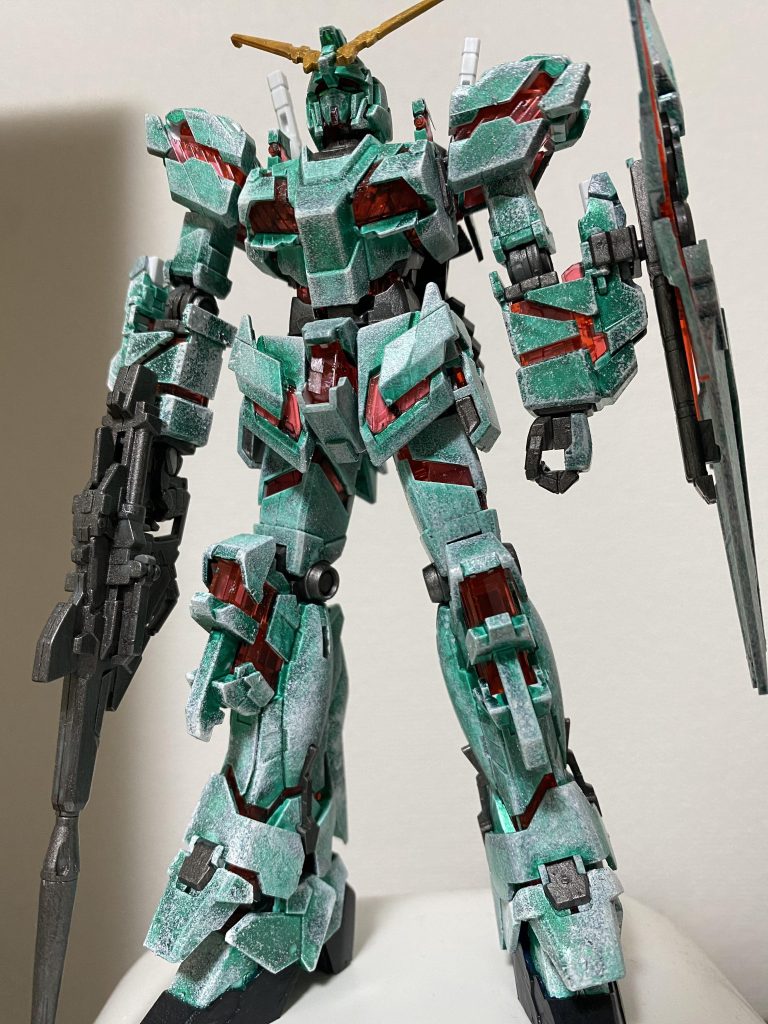 蛍光緑をベタ塗りし、ホワイトをスポンジ塗装しました🎄スピード製作だったので少し雑ですが、実物は奇妙な魅力があって結構気に入ってます😉