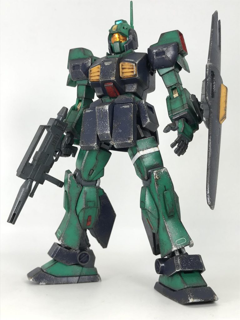 モモの白ラインは、マスキングしてからホワイトのラッカー塗料でチッピングで色付けバーニアや関節などにメタリック色でワンポイント差し色追加