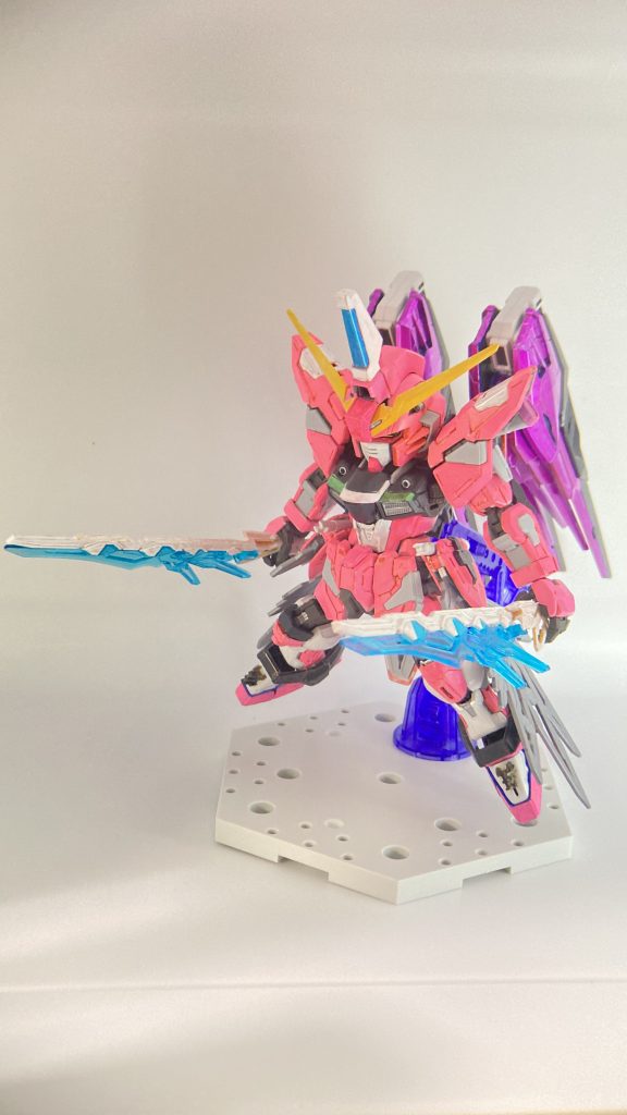 対艦刀。曹操ウイングガンダムの剣を2つに割って作りました。翼のビーム砲を外してその位置にマウントしています。