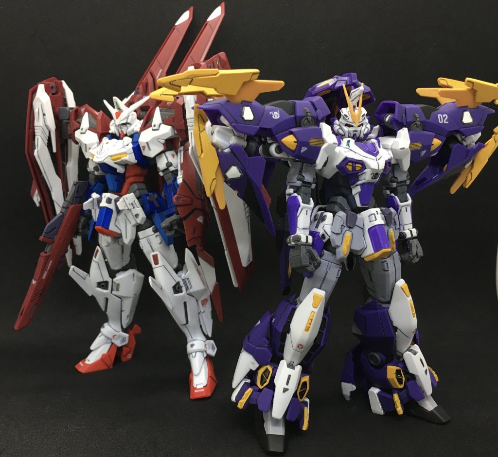 　L.O.ブースターへ改修されるきっかけとなったガンダムアスクレプオスと。アスクレプオスの方が色の変化もあり大きく印象が変わりますね。どちらも改修によって変形機構を獲得しているのもポイント。　L.O.ブースターで余る通常ジェミナスの脚はアスクレプオス用に急遽作成しました。