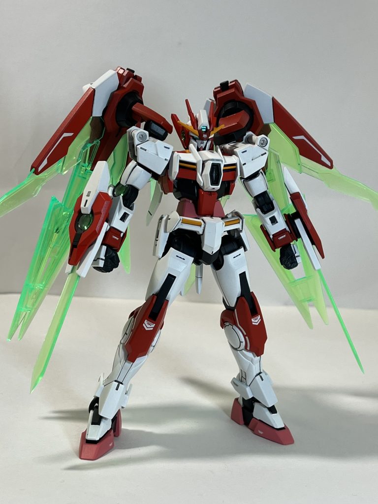 フロントビュー今回は言っちゃえばただカラーリングを変えただけなのですが、加工した点としてはブレードアンテナとクラビカルアンテナ、GNアークソードの先端のシャープ化、肉抜き穴埋めぐらいです。とにかくダブルオー系を作りたいって言うのがあって作ったので元のまま作るというのも今回のコンセプトでした。