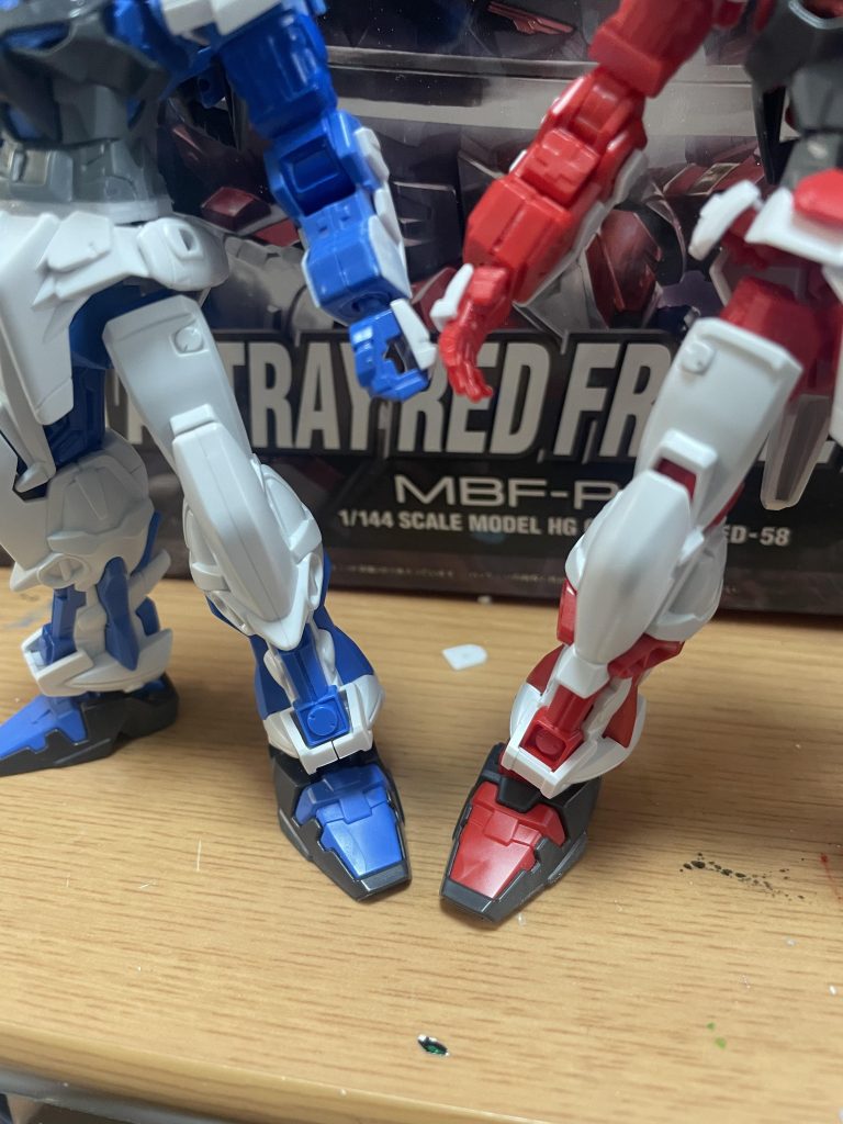 膝パーツも分割されており合わせ目無し！フロントスカートも赤いパーツひ別パーツです。