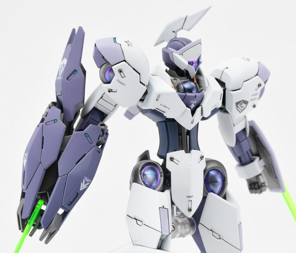 ■機体前面_上半身寄り楕円凹モールドは個人的に解釈が難しかったので、片側をパテで埋めつつ開口、Oボルトを埋め込んで姿勢制御バーニアみたいな解釈にしました。ビームブレザーにも同一のモールドがありますが、流石にそこにはバーニアは無いと思ったので彫り直し&モールド追加でセンサーとしました。