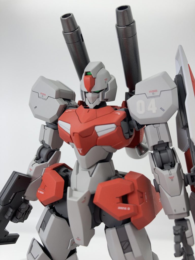 両機共にブレードアンテナは取り払いジム顔の量産型に変更。胸部はパイロットが乗り込んでそうな形にしています。脚部も靴部分を前方に延長したりと改修しています。