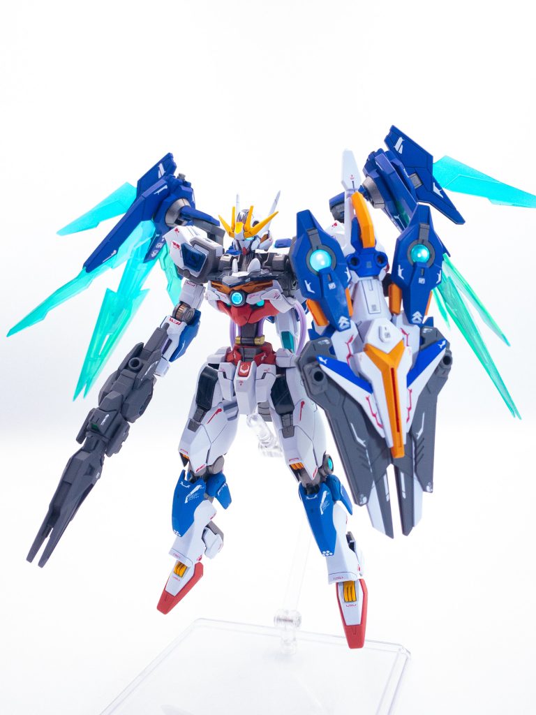シェルユニットやGNコンデンサ、コードなど、各世界観の特徴的なパーツを配置しつつ、スタイルはシンプルなガンダムを目指しました。背部はストライカー規格のため各種ストライカーパックを装備可能。加えて全身の3ミリ穴のハードポイントにより拡張性も抜群です。