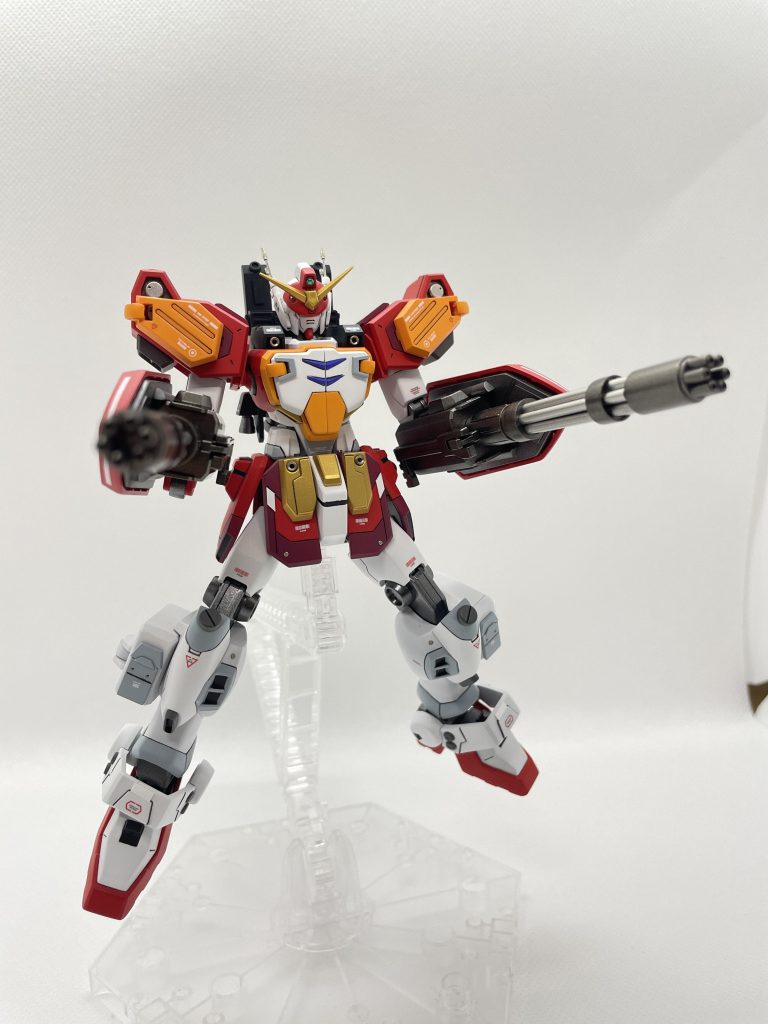 プレバンで購入後に近所のホームセンターのプラモ売り場にヘビーアームズが1個ぽつりと置いてあったのでなにか一期一会的な運命を感じて購入してしまいました。それでツインガトリング仕様になっています。