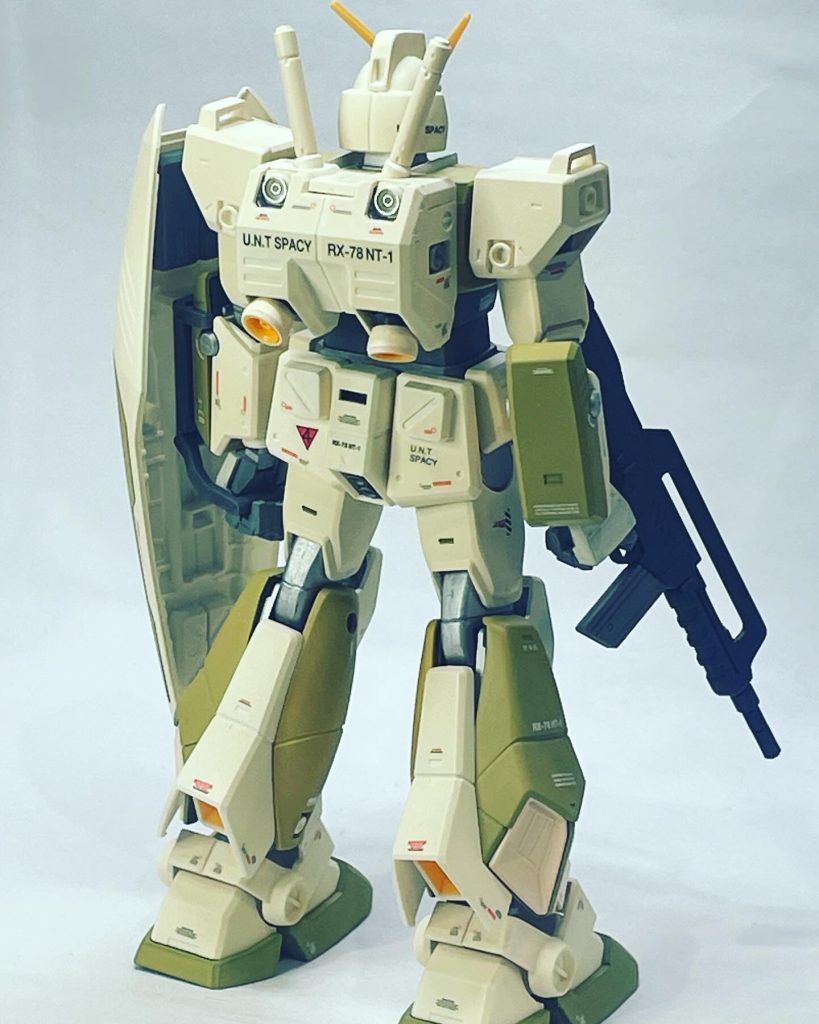 ジムタイプに視認塗装が施されているという設定だったのでレッドカラーから陸ジム寄りにアレンジしてみました。淡いクリームカラーはキャラクターフレッシュ1を使用。