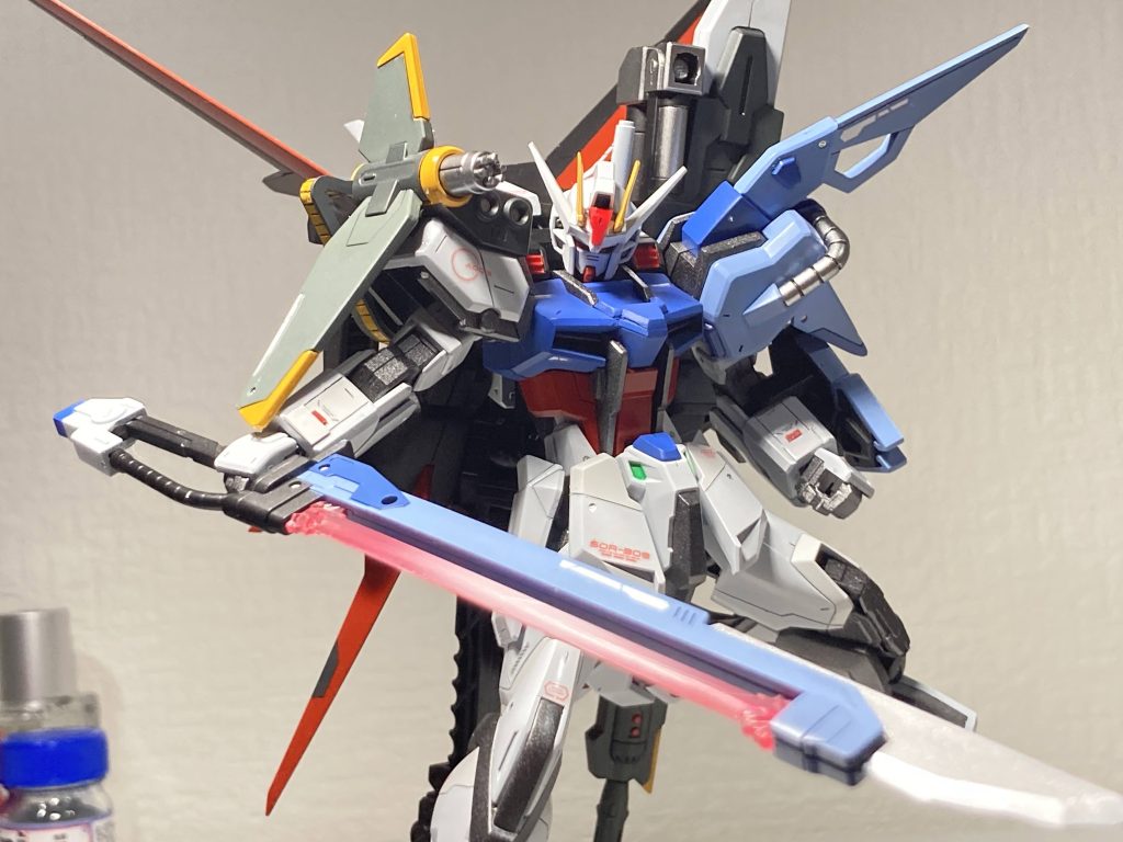 本体部分はかなり綺麗な色分けと造形なのでスジボリを入れる程度。今回は武装類に力を入れました。