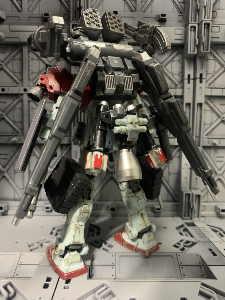 多数の装備を積載・運用するため、バックパックもコンデンサが搭載された大型のものを採用。重量超過による機動性の悪化を改善するため、腰部や肩部にブースターを増設している。ごちゃごちゃした後ろ姿っていいですよね…いつも重量超過の機体を作っている気がします…!