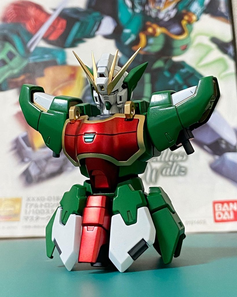 赤はガンダムマーカーのロイヤルメタレッド、金はクレオスのスーパーリッチゴールド2です。