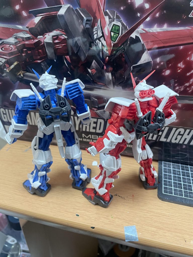 頭部の後の赤いパーツも分割されており色分けされております。