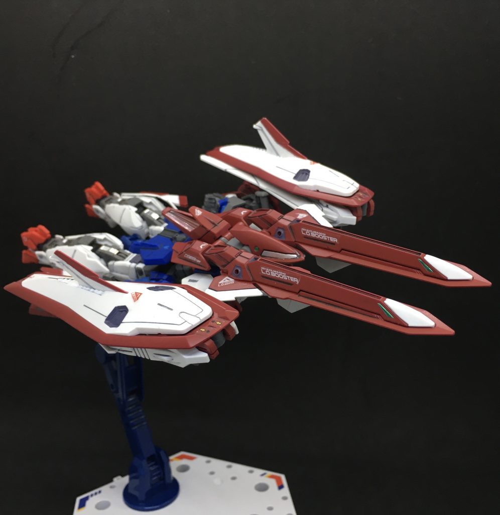 　寝そべり変形で高速飛行モードに。リアクターユニットの可動部を追加したことで少しシルエットにも変化を持たせています。