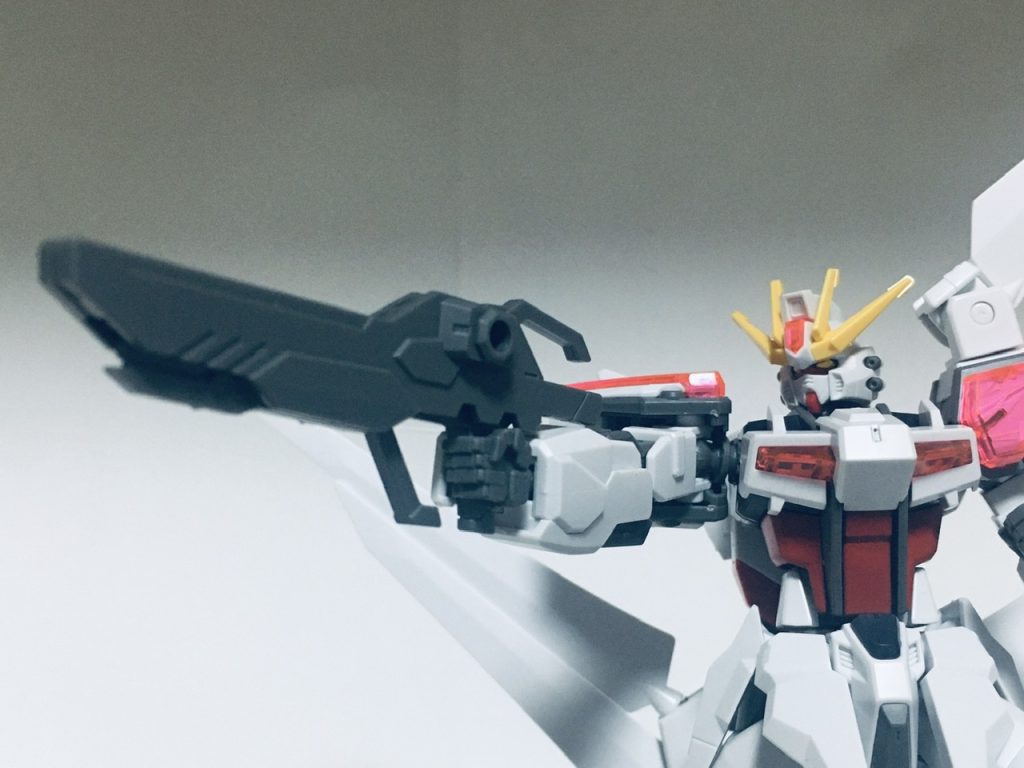 専用のビームライフルです。銃としてはもちろん、銃の先端からビームの刃を展開して使用することもできるハイブリッドウェポンになります。