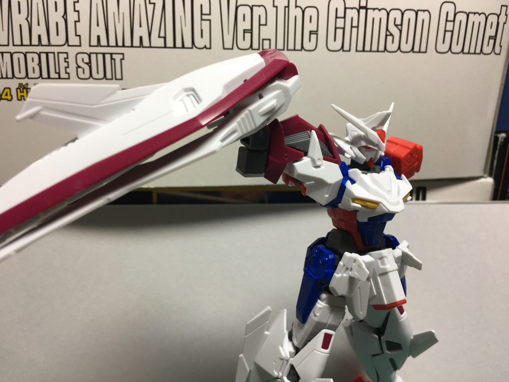 　これで跳ね上げと前後回転が加わり、腕を横に上げるポーズで干渉を避けたり、アニメ的なハッタリを効かせたポーズがとれます。　可動部は当初カスタマイズマテリアル付属品を使おうとしたところ、回転時に干渉したので前述の通りパワードアームズパワーダーのものに置き換えました。