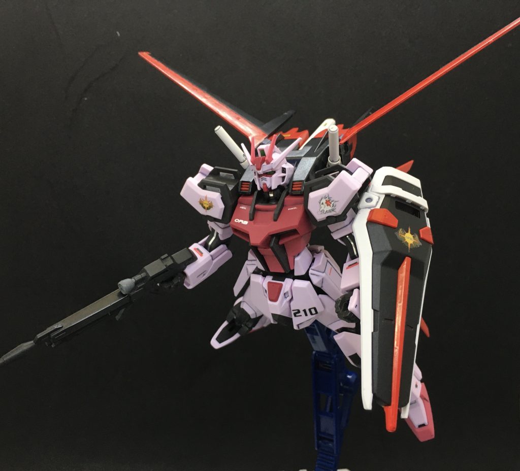 エールストライカーは過去作のHGCEエールストライクから流用。「DESTINY」本放送版やHGCEルージュでもおなじみの形態ですが、そろそろMGのようにオオトリストライカーが欲しいところ...