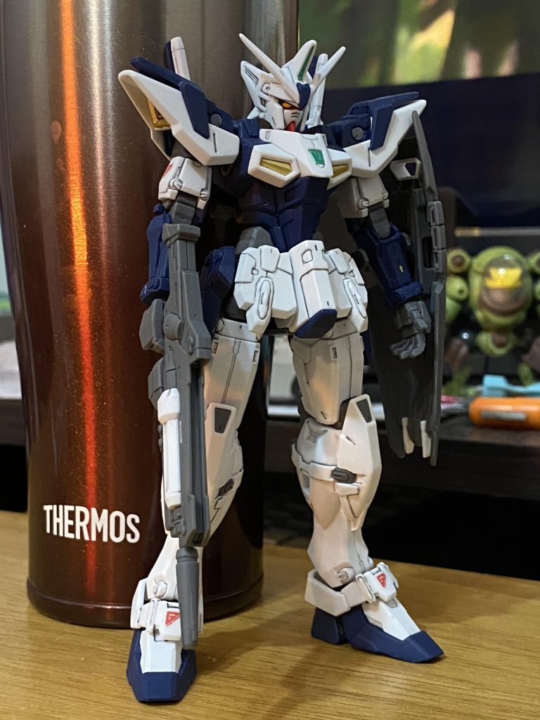 満を持しての1号機の作成。2号機からネイビーのパーツを全て移植。渋過ぎる!想定以上にカッコいい!塗装はイエローパーツをマーカーホワイトゴールドのみ。後は各所付属のシールで対応。付属デカールも指定の箇所貼ったけど余りまくるので適当な余白に貼り付け。