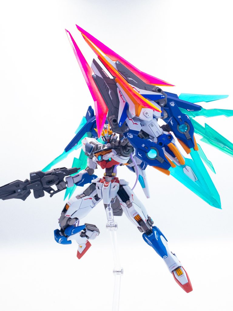 【ビルドガンビットシールド】小型シールドにガンビットが合体した大型シールド。GNフィールドの展開に加えて両端にビームブレイドとGN粒子を結晶化した実体剣を生成し攻撃にも使用できる。