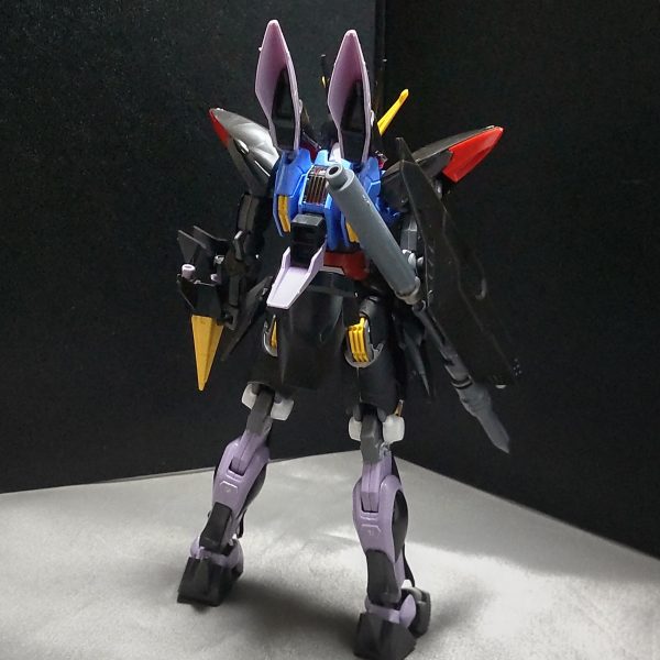 ガンダムエアリアルとブリッツガンダムとのミキシングによる改造を行っています。ちょっと前の再販で久しぶりにSEED系ガンプラがあり、そこでブリッツガンダムを見かけたので、久しぶりに購入してみました。※ブリッツガンダムを買うのはこれで３体目ですね。エアリアルをベースにブリッツガンダムの各パーツを移植という形を取ってます。・頭部はエアリアルでアンテナはブリッツガンダムのを使用しています。※ブリッツガンダムのアンテナの形状上、バルカンが使えなくなっています。・胴体にミラージュコロイド発生装置を付けてます。・バックパックにブリッツガンダムのスラスターなどを移植してます。・右腕のトリケロスはランサーダートの代わりにパイルバンカーを付けています。・左腕のグレイプニールはNダガーNのようなクロータイプ改造する予定です。・膝下はブリッツガンダムのを丸々移植しました。少し脚長ですがこれはこれで良いんじゃないかなと思いましたが、どうですかね？エアリアル最大の特徴であるガンビットは今回使用していませんが、何処かに付けてやったほうがいいのかな？（2枚目）