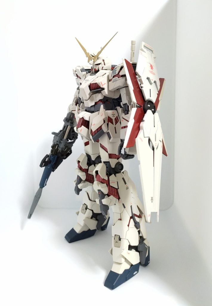 サイコフレームは、黒サフの上にメタリックレッド