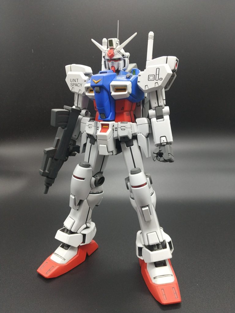 キット付属はビームライフルですが、個人的にはモンシアとの模擬戦のイメージが強い機体なので、MGジムカスタムに付属のマシンガンを持たせており、気に入ってます。