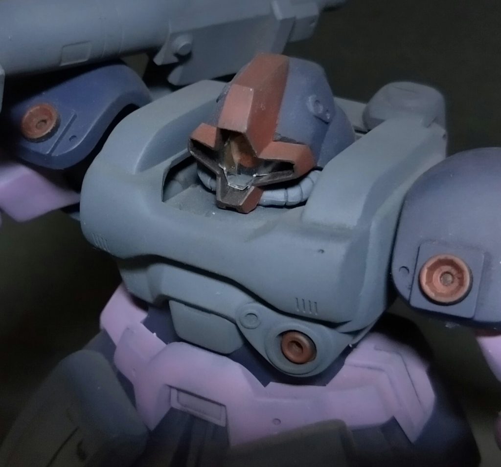 頭部はかなり手を入れてます❗️内部をくり抜いてモノアイを製作してペットボトルでシールドを製作しました。