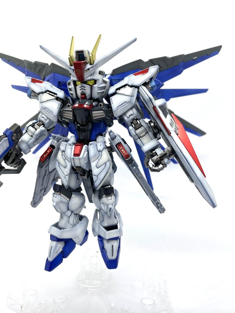 メタルビルドのようなイメージで作成したかったので、青より白色になる様に塗装して、パールをかけてメタル感を出しました。