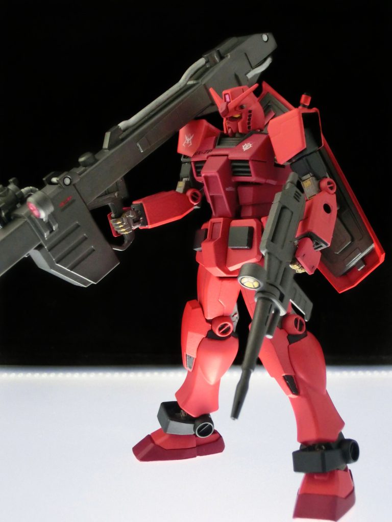 フル装備はこんな感じシールドの連邦軍マークも外してパテで埋めてデカールも貼ってるんですが、写真撮り忘れました…