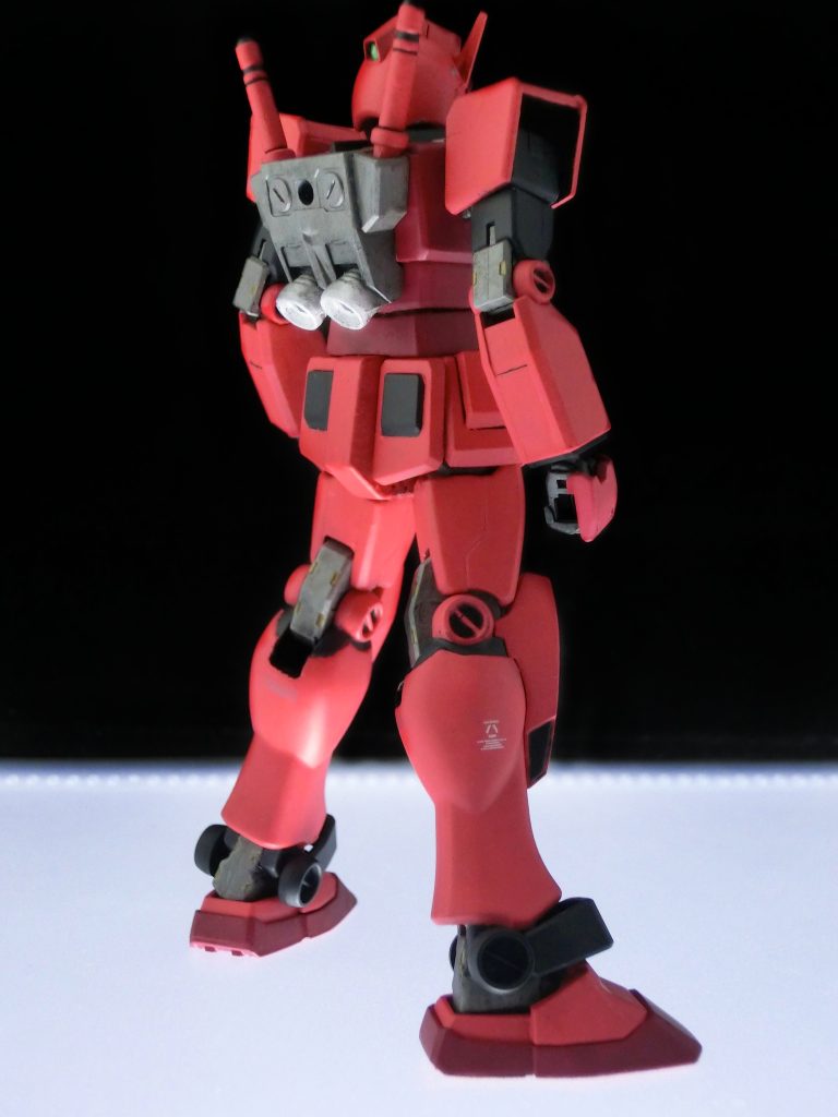 作業内容としては・各所肉抜き埋め・前スカートの分割・脚部の合わせ目消し・肩、脚部のスジボリ追加・水転写デカール追加他にも腰部のV字を削り落としたり等々も行っています